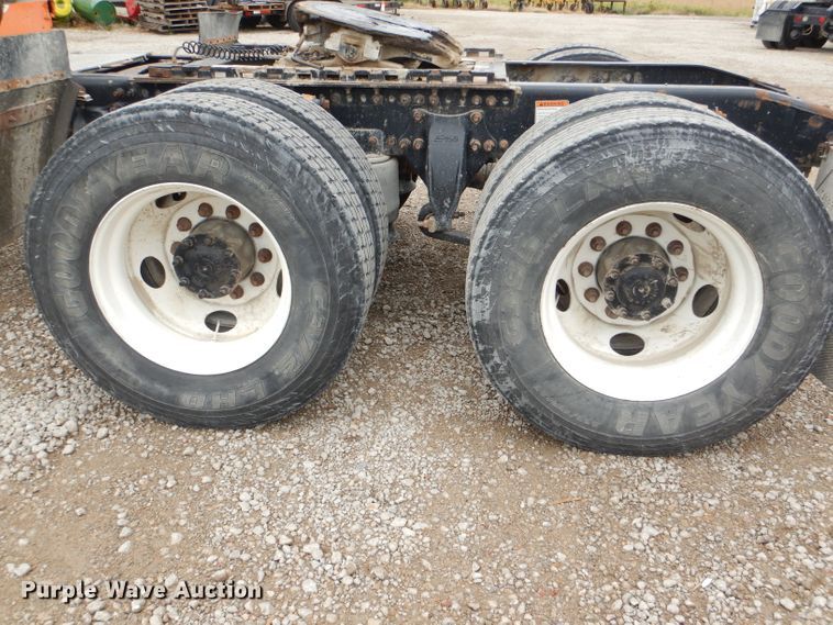 image for item DI2556 2005 Freightliner Columbia 120 semi truck