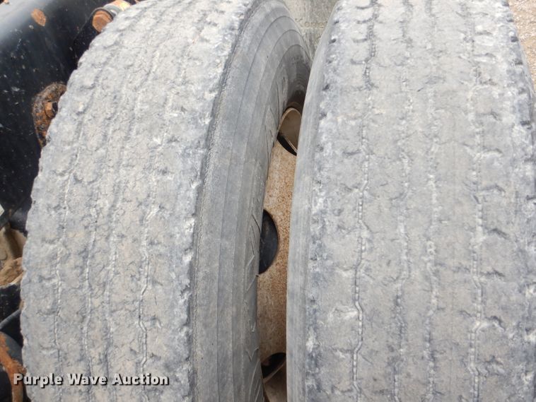 image for item DI2556 2005 Freightliner Columbia 120 semi truck