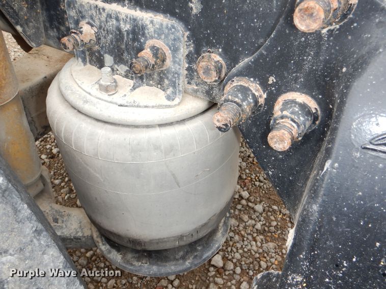 image for item DI2556 2005 Freightliner Columbia 120 semi truck