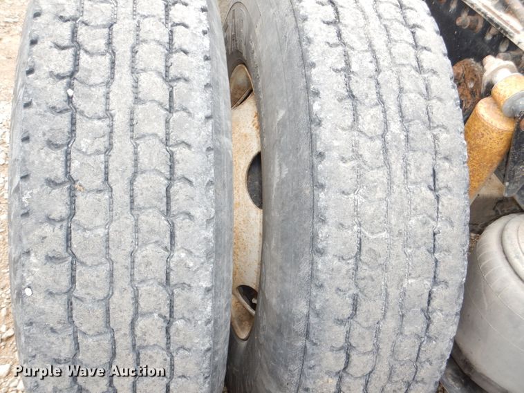 image for item DI2556 2005 Freightliner Columbia 120 semi truck