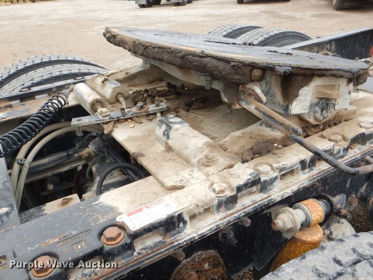 image for item DI2556 2005 Freightliner Columbia 120 semi truck