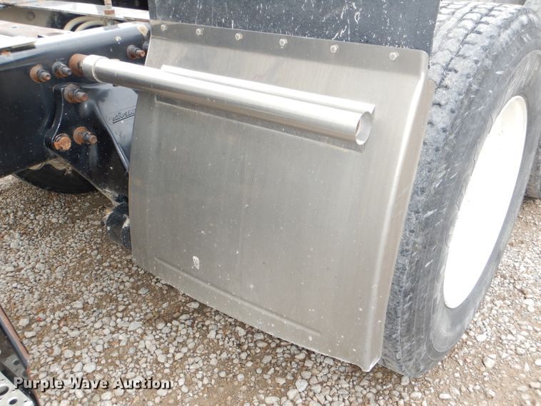 image for item DI2556 2005 Freightliner Columbia 120 semi truck