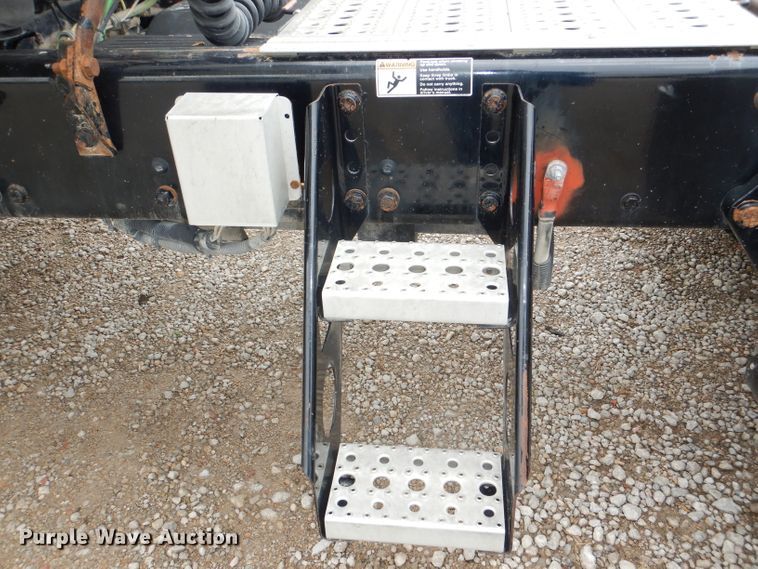 image for item DI2556 2005 Freightliner Columbia 120 semi truck