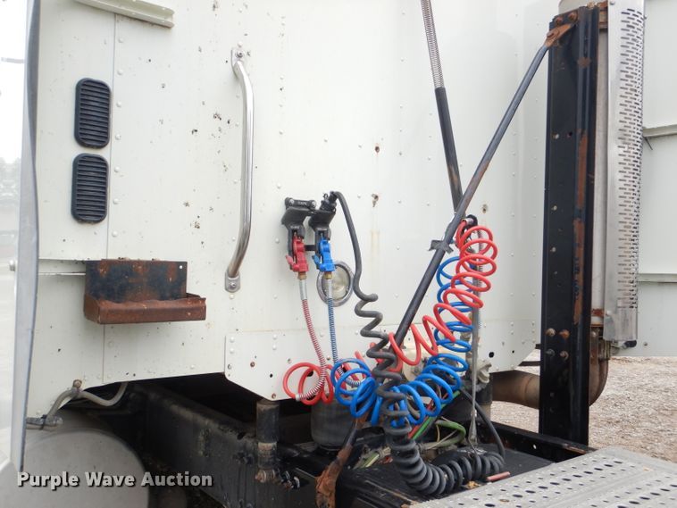 image for item DI2556 2005 Freightliner Columbia 120 semi truck