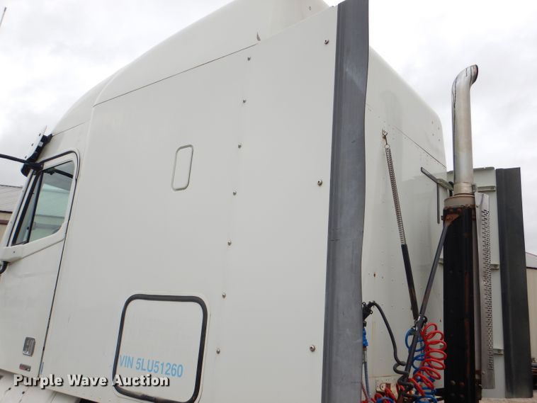 image for item DI2556 2005 Freightliner Columbia 120 semi truck