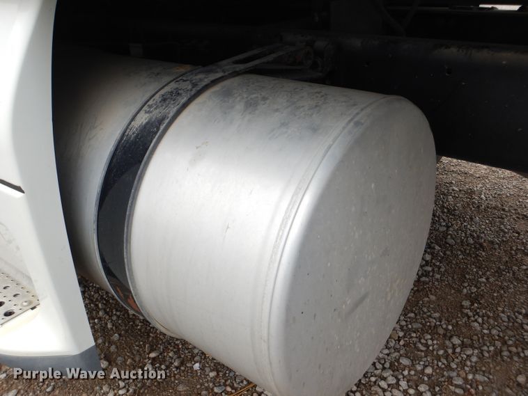 image for item DI2556 2005 Freightliner Columbia 120 semi truck