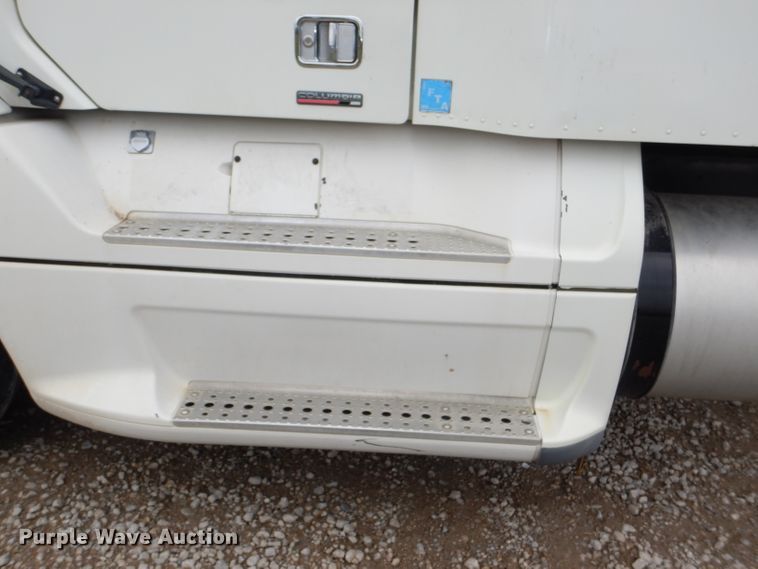 image for item DI2556 2005 Freightliner Columbia 120 semi truck