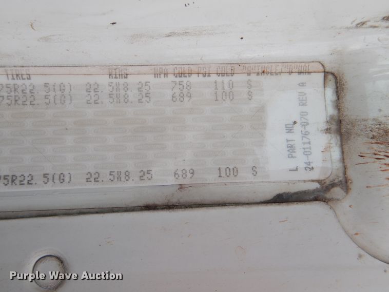 image for item DI2556 2005 Freightliner Columbia 120 semi truck