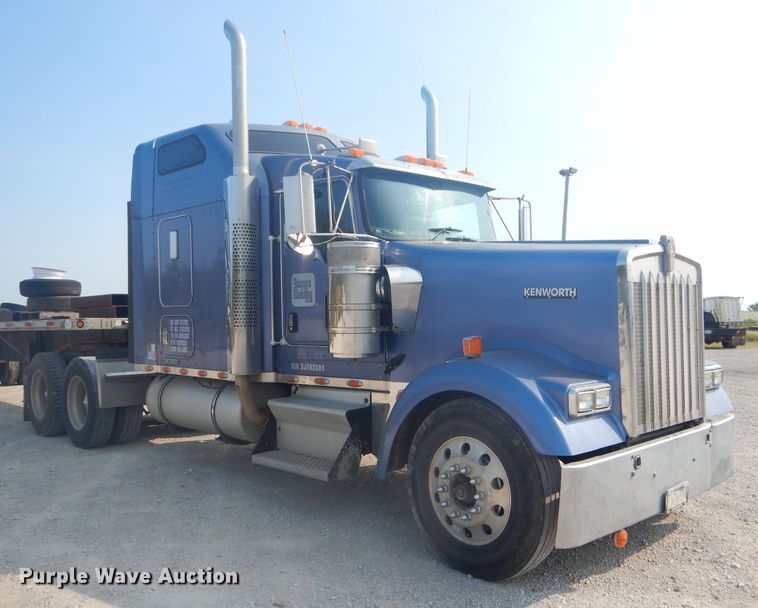 image for item FC9921 2003 Kenworth W900 semi truck