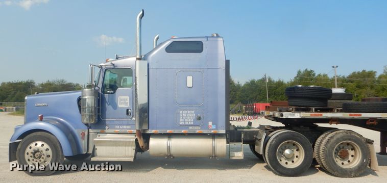 image for item FC9921 2003 Kenworth W900 semi truck