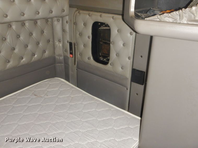 image for item FC9921 2003 Kenworth W900 semi truck