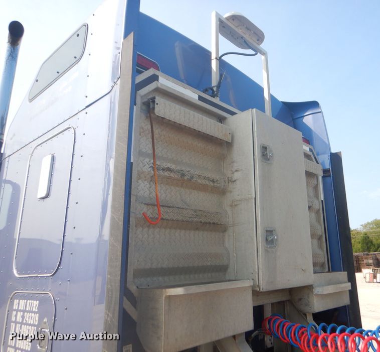 image for item FC9921 2003 Kenworth W900 semi truck