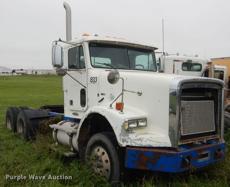 image for item FI9672 2006 Freightliner FLD semi truck