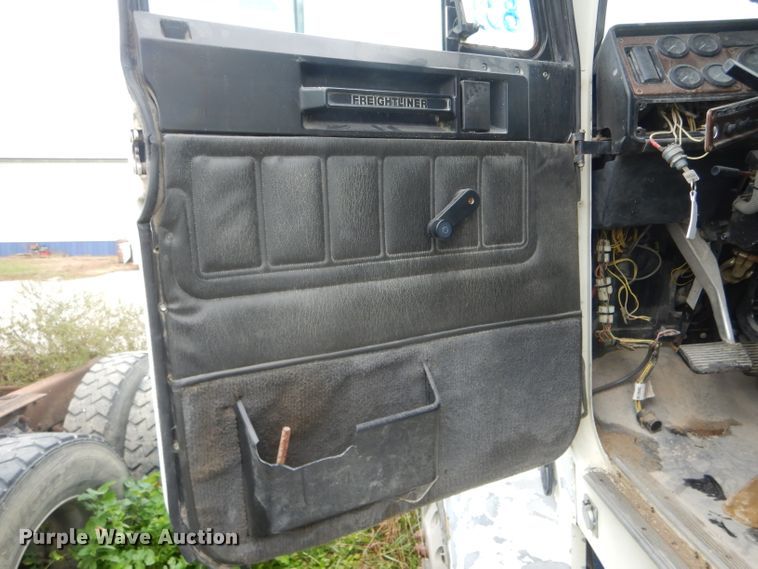 image for item FI9672 2006 Freightliner FLD semi truck