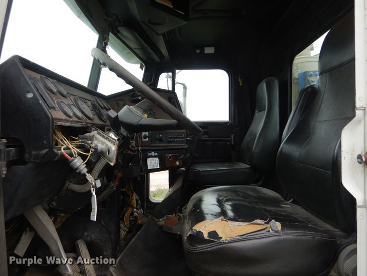 image for item FI9672 2006 Freightliner FLD semi truck