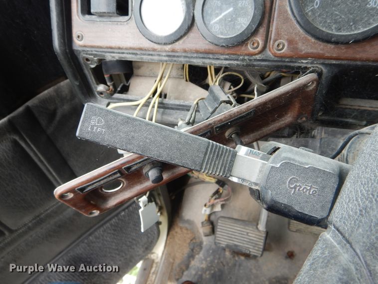 image for item FI9672 2006 Freightliner FLD semi truck