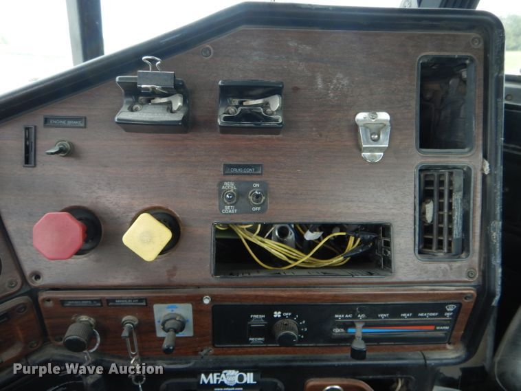 image for item FI9672 2006 Freightliner FLD semi truck