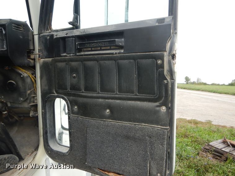 image for item FI9672 2006 Freightliner FLD semi truck