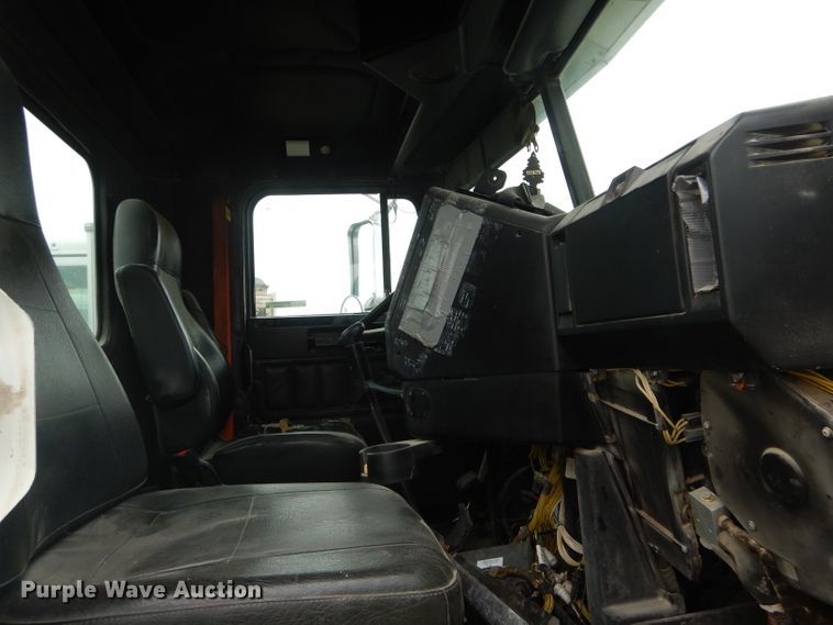 image for item FI9672 2006 Freightliner FLD semi truck