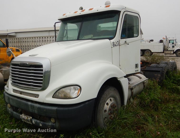 image for item FI9673 2004 Freightliner Columbia semi truck