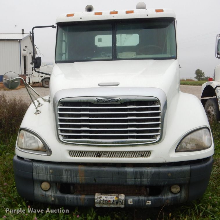 image for item FI9673 2004 Freightliner Columbia semi truck