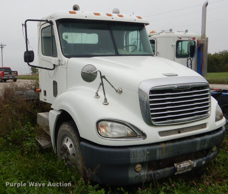 image for item FI9673 2004 Freightliner Columbia semi truck