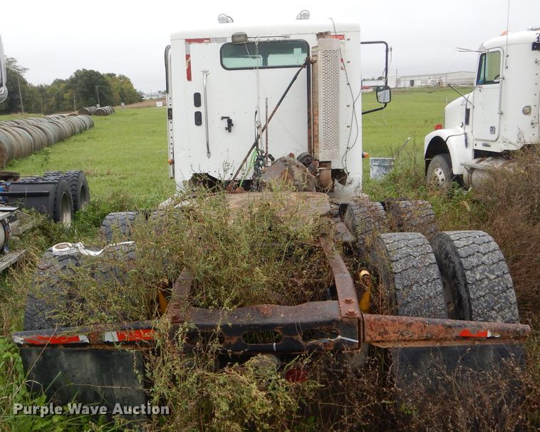 image for item FI9673 2004 Freightliner Columbia semi truck