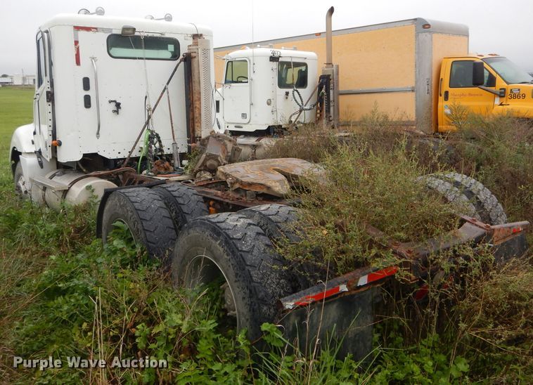 image for item FI9673 2004 Freightliner Columbia semi truck