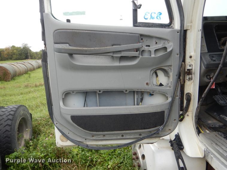 image for item FI9673 2004 Freightliner Columbia semi truck