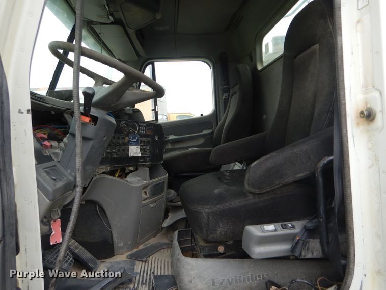 image for item FI9673 2004 Freightliner Columbia semi truck