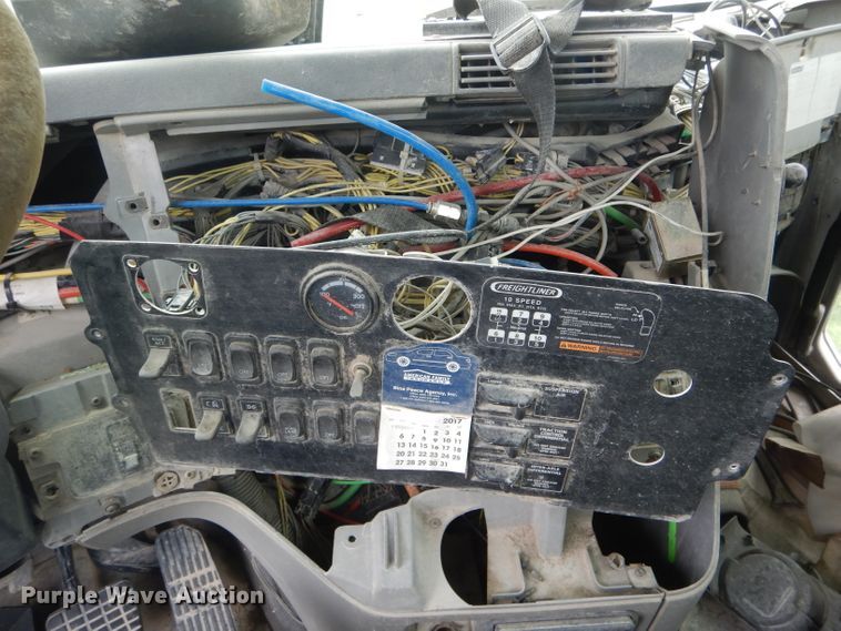 image for item FI9673 2004 Freightliner Columbia semi truck