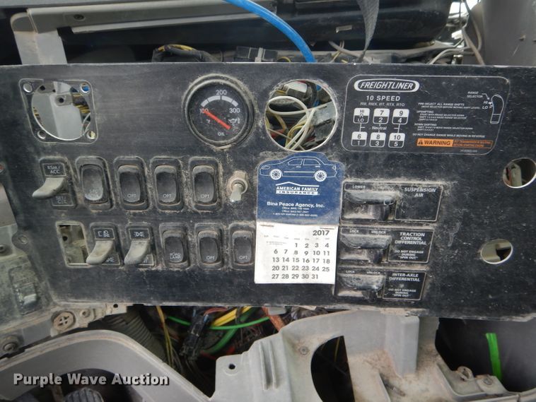 image for item FI9673 2004 Freightliner Columbia semi truck