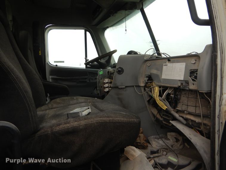 image for item FI9673 2004 Freightliner Columbia semi truck