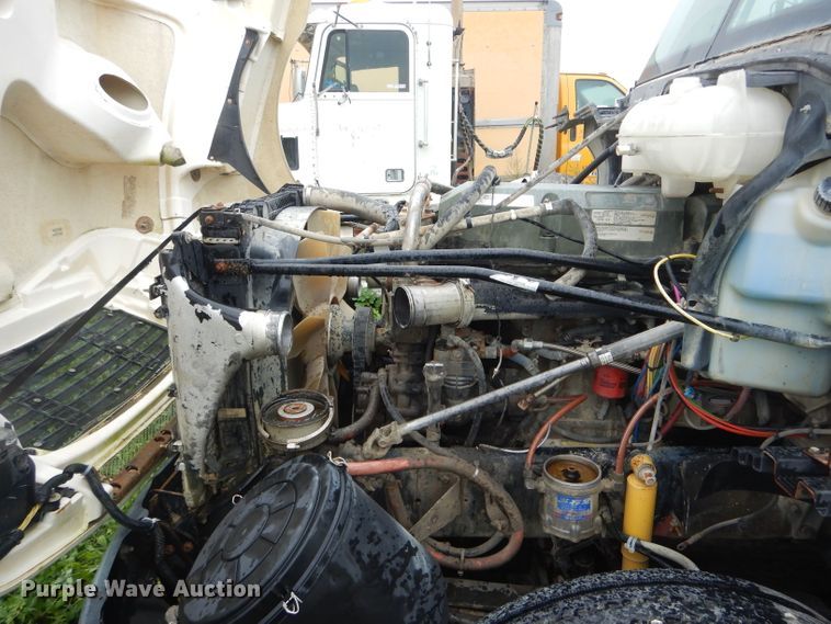 image for item FI9673 2004 Freightliner Columbia semi truck