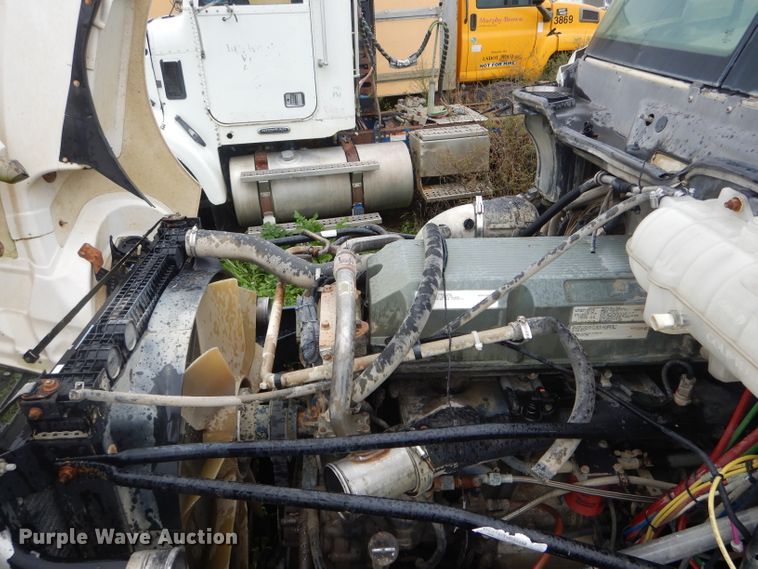 image for item FI9673 2004 Freightliner Columbia semi truck