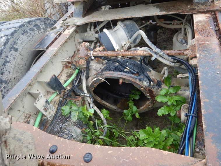 image for item FI9673 2004 Freightliner Columbia semi truck