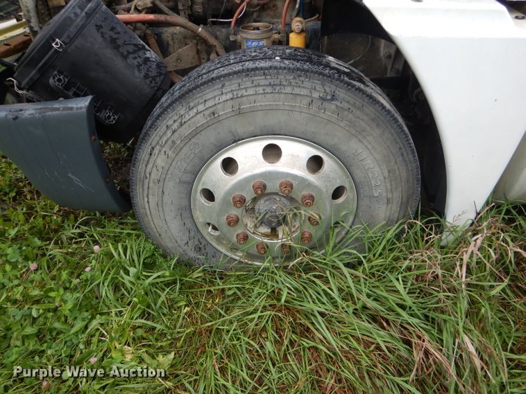 image for item FI9673 2004 Freightliner Columbia semi truck