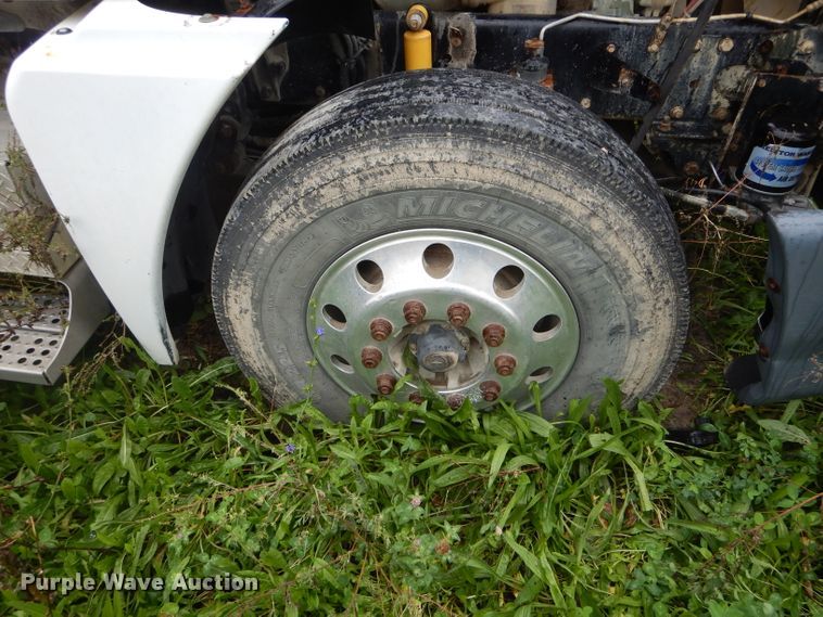 image for item FI9673 2004 Freightliner Columbia semi truck