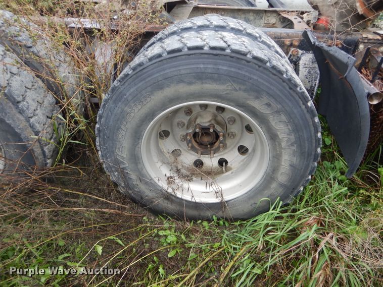 image for item FI9673 2004 Freightliner Columbia semi truck