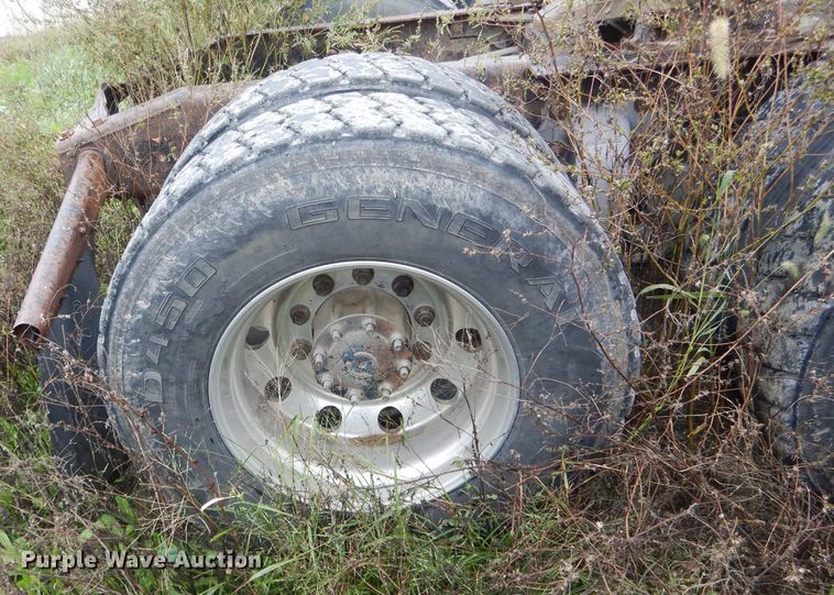 image for item FI9673 2004 Freightliner Columbia semi truck