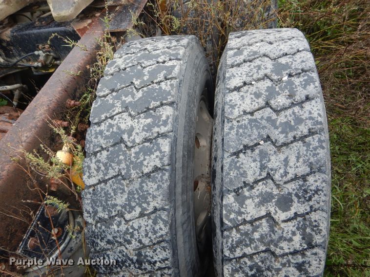 image for item FI9673 2004 Freightliner Columbia semi truck