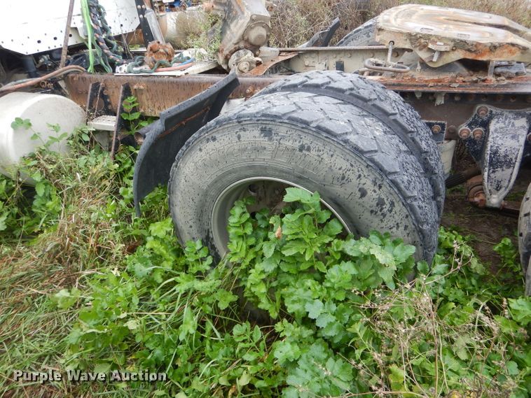 image for item FI9673 2004 Freightliner Columbia semi truck