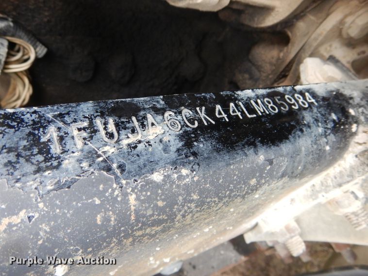 image for item FI9673 2004 Freightliner Columbia semi truck