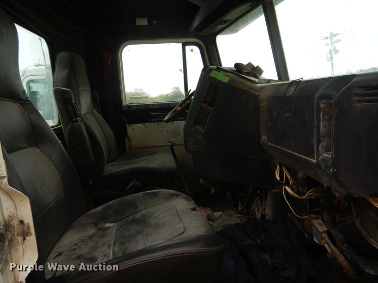 image for item FI9674 2008 Freightliner FLD semi truck