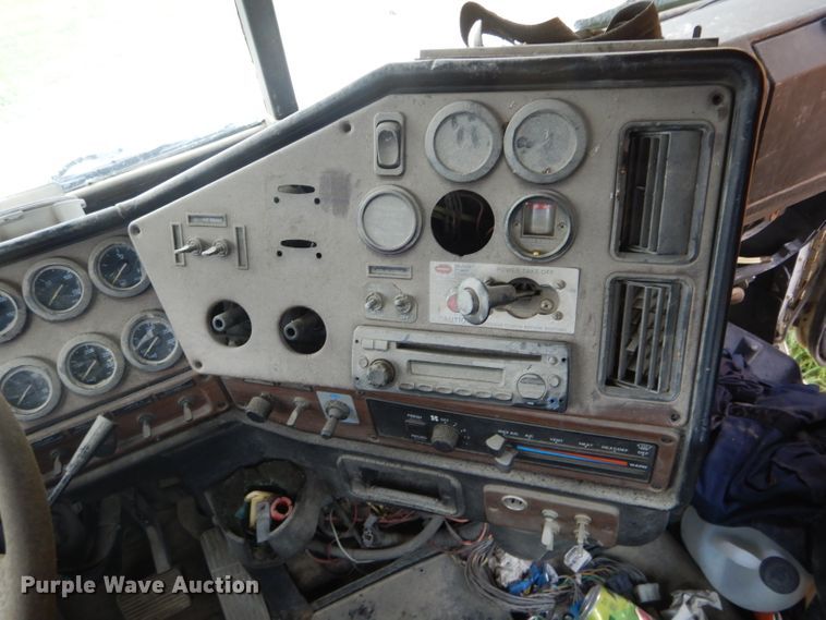 image for item FI9674 2008 Freightliner FLD semi truck