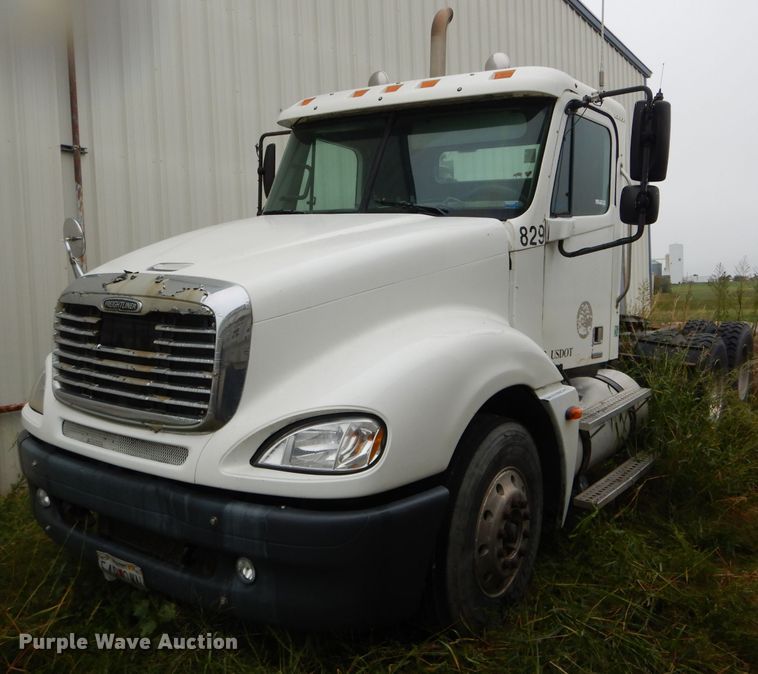 image for item FI9679 2004 Freightliner Columbia semi truck