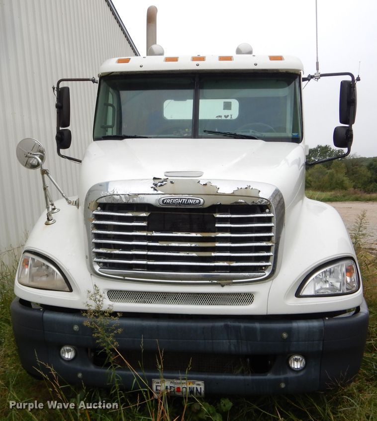 image for item FI9679 2004 Freightliner Columbia semi truck