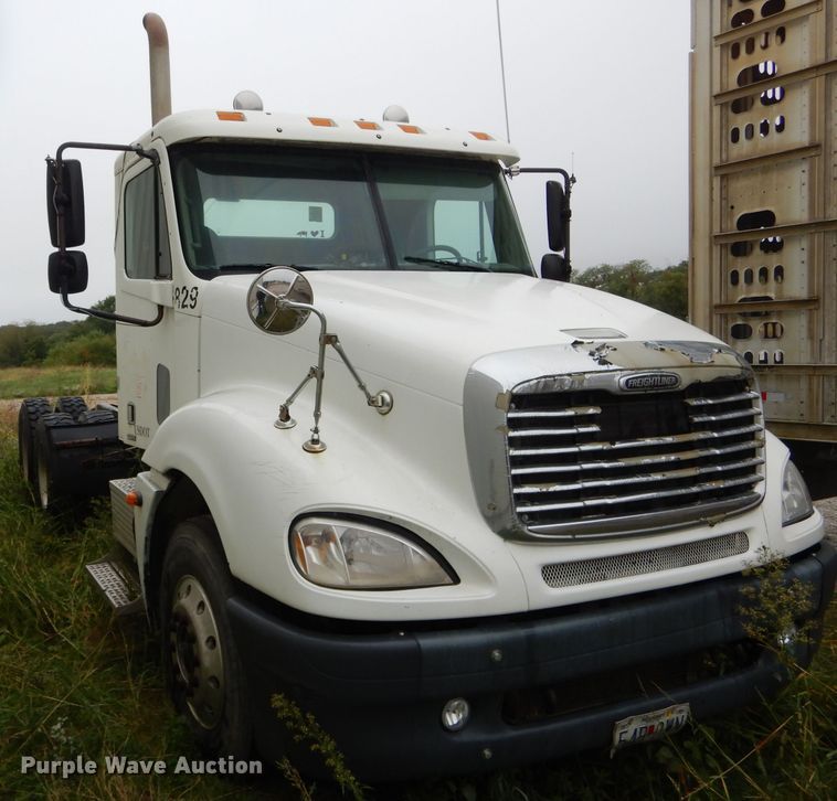 image for item FI9679 2004 Freightliner Columbia semi truck