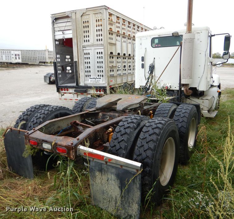image for item FI9679 2004 Freightliner Columbia semi truck