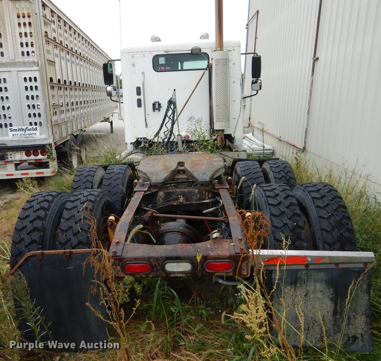 image for item FI9679 2004 Freightliner Columbia semi truck